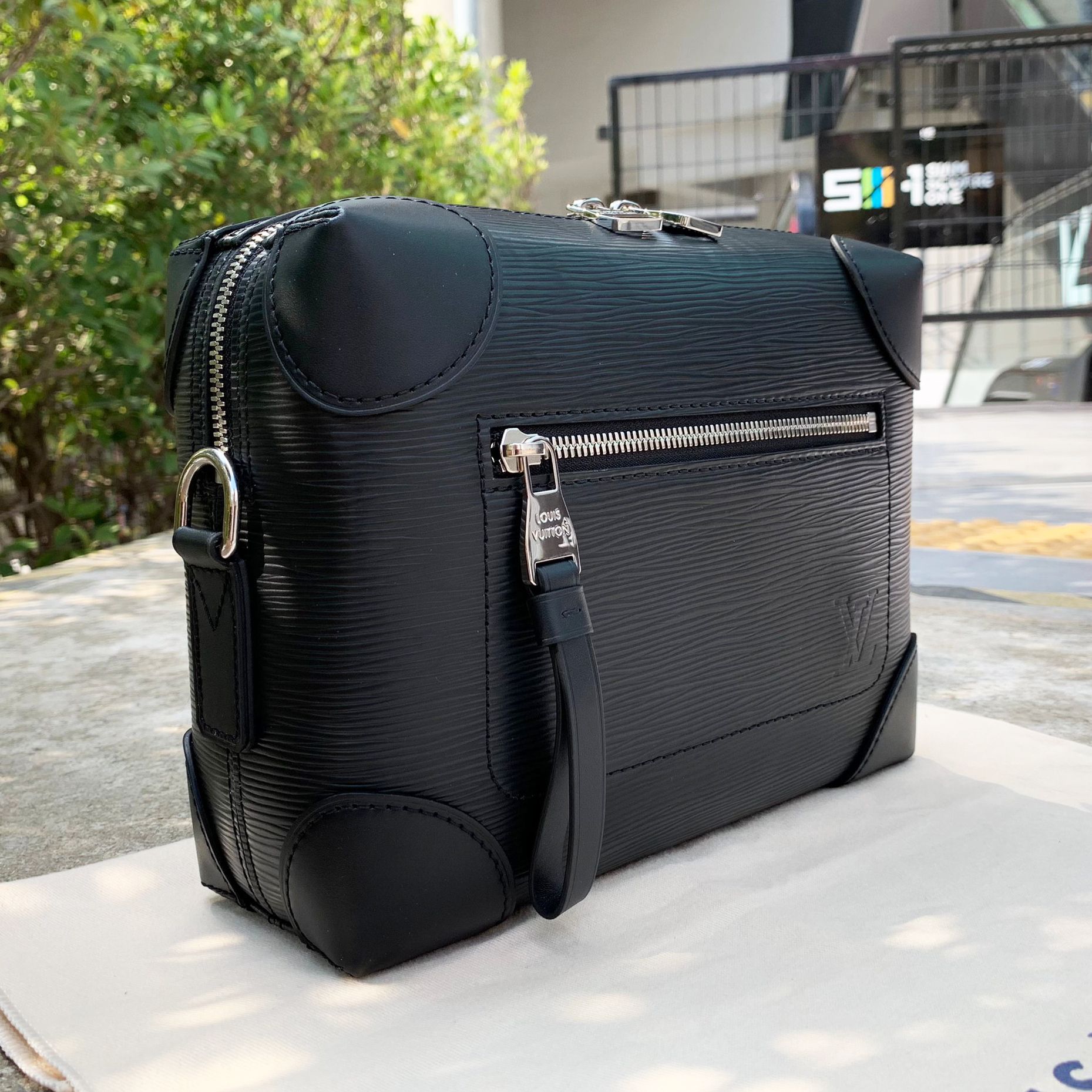 Louis Vuitton Epi Box Messenger - Black Messenger Bags, Bags - LOU770767